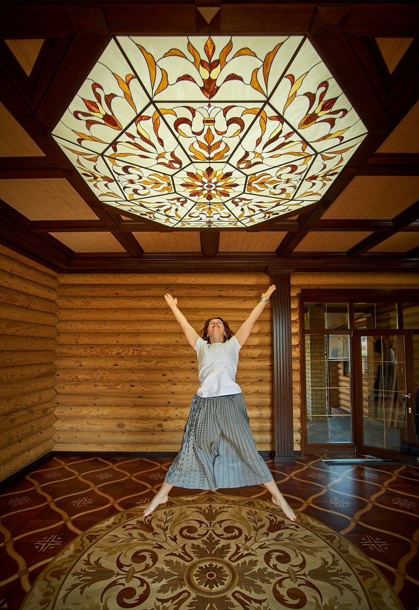 Витражи потолочные с подсветкой в интерьерах, изготовление в Москве